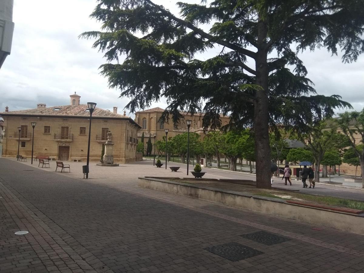 Estudio En La Plaza De *